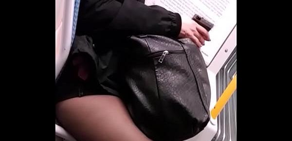  Junge Frau in Nylons in U-Bahn und auf der Rolltreppe Spy